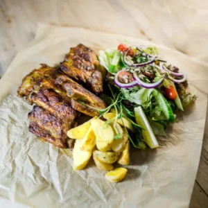 BBQ kiaulienos šonkauliai su šviežiomis daržovėmis ir mažomis bulvėmis